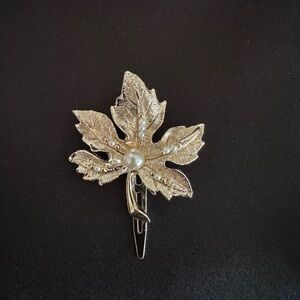 🇨🇦 Canadian Maple Leaf gold toned brooch with small pearl accents